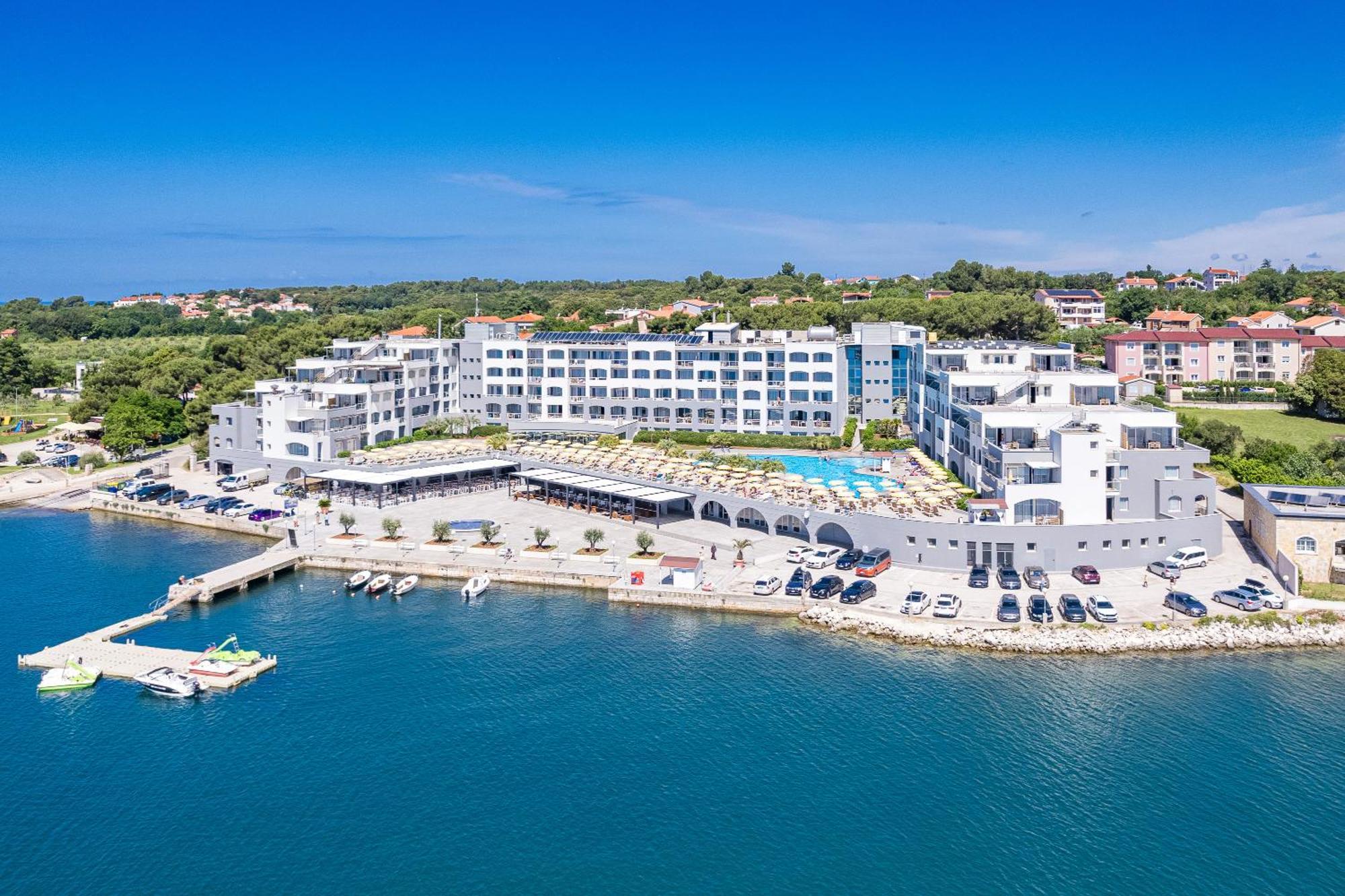 Family Resort Del Mar Banjole Exterior photo