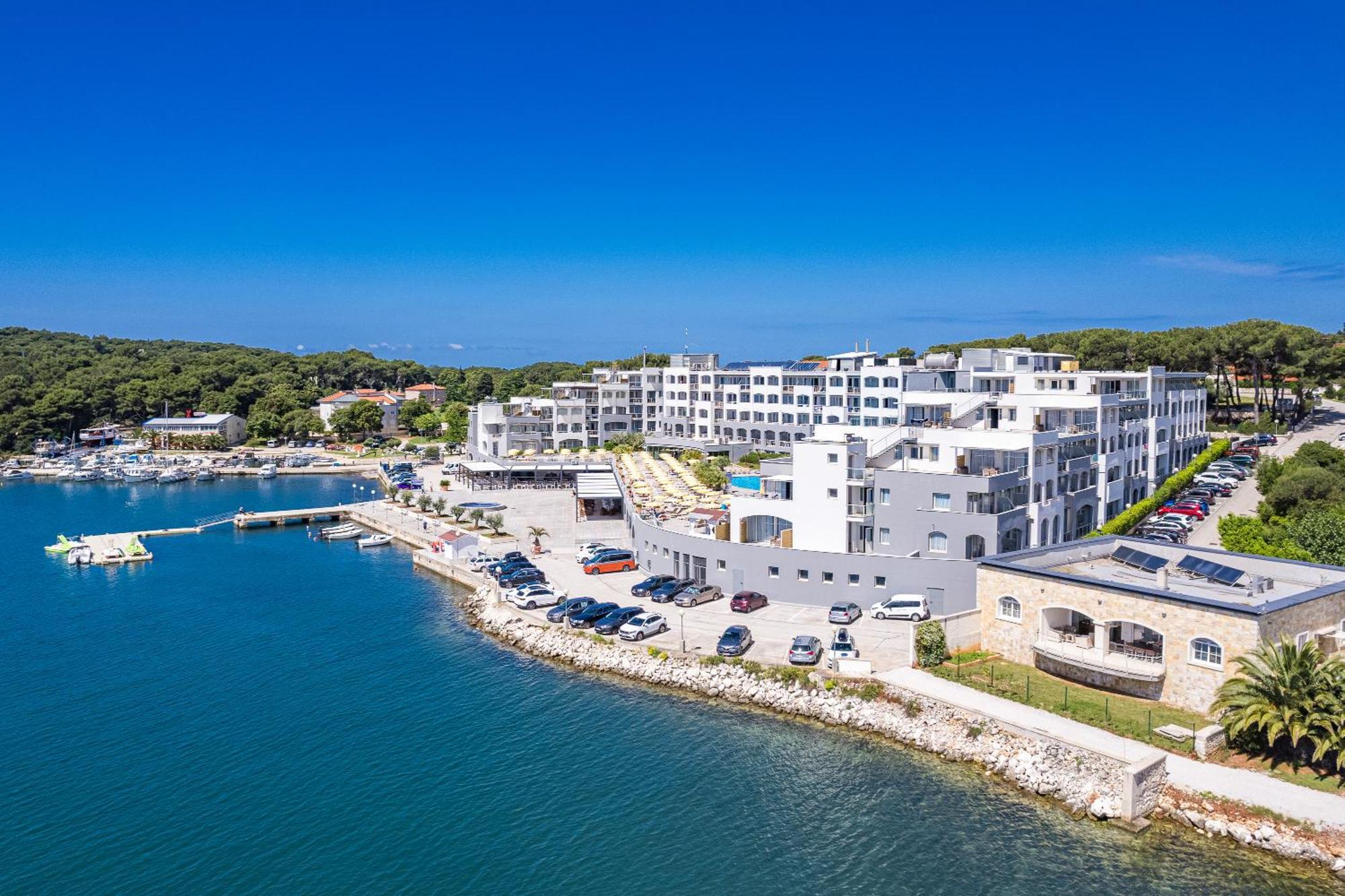 Family Resort Del Mar Banjole Exterior photo